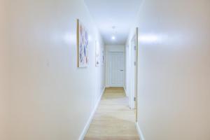 Elegant Apartment Steps from London Station