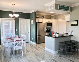 WhiteCap Beach, Pool, BBQ Sleeps 8