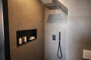 Modern City Apartment, Free Parking and Balcony