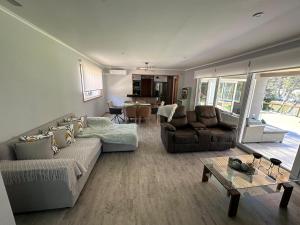 Amplia casa al borde del río Pingueral