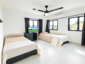 Modern 3 Bedroom Penthouse Apartment with Free Parking