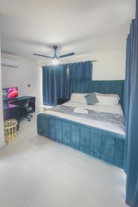 Modern 3 Bedroom Penthouse Apartment with Free Parking