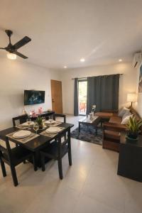 Modern 3 Bedroom Penthouse Apartment with Free Parking