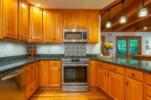 Elegant Retreat- Views Hot Tub Fire Pit-Family Friendly