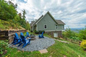 Mountainside Tranquility- Hot Tub Views Fire Pit Family Friendly