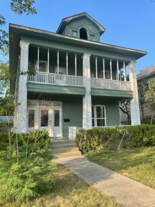 Riverwalk Pearl Zoo Museums Pool 5 BR 4 full and 1 half Baths