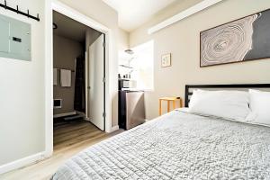Cozy Micro Suite Unit 7 Sleeps 2 Minutes to Downtown