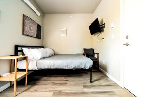 Cozy Micro Suite Unit 7 Sleeps 2 Minutes to Downtown