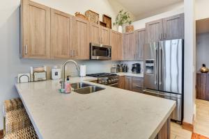 Luxe Eden Gem with Hot Tub 6 Mi to Powder Mountain!