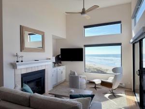Oceanfront Top Floor Premium One Bedroom, Incredible Panoramic View of Monterey Bay!