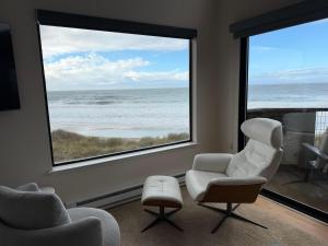 Oceanfront Top Floor Premium One Bedroom, Incredible Panoramic View of Monterey Bay!