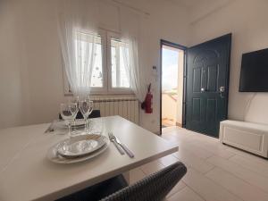 Azure Oasis with parking near the airport & beach