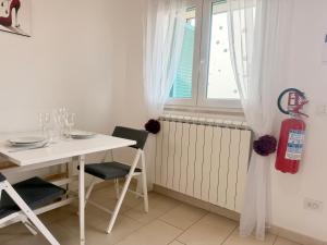 Azure Oasis with parking near the airport & beach