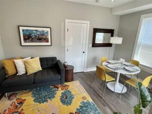 The Little Nest Charming Brookland Parking