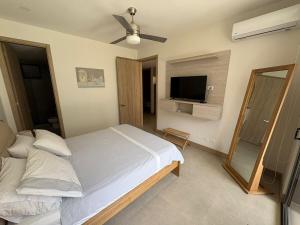 Apt 2 rooms with private beach and ideal pool