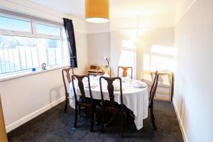 Renovated 3 Bed Near Airport and Manchester City, Free Parking