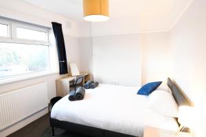 Renovated 3 Bed Near Airport and Manchester City, Free Parking