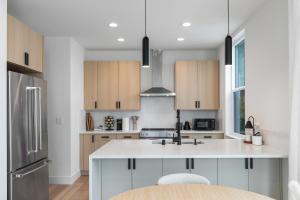 Newly Built 3-Story Home • Parking • Alki Beach
