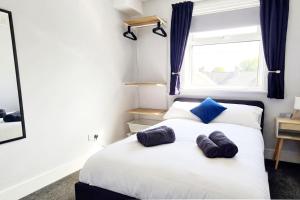 Renovated 3 Bed Near Airport and Manchester City, Free Parking