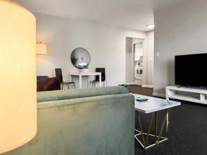 Cozy 1BR Apt Near Dining & Shops - Kimball C2