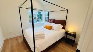 Premium 3BR Suite Minutes to Downtown