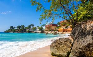 1BR Studio with Pool, Fast Wi-Fi, Walk to Beach