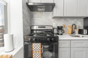 Comfy 2B Near LGA & Subway with Washer & Dryer