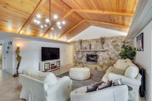 Spacious Family Escape w Pool in Deerfield Beach!