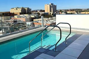 Luxury Designer Hillcrest Apartment with Pool & Gym