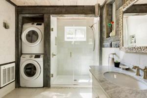 The Arts & Crafts House with Skylights, Deck, Jetted Bathtub
