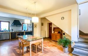 3 Bedroom Pet Friendly Home In Mombaroccio
