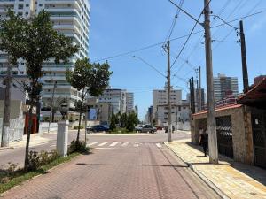 Apê confortável no Canto do Forte Perto da praia