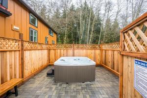 Rainforest Tiny Home Retreat Farm House