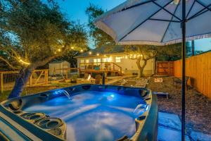 Hot Tub, Fire Pit, LUX Interior, Pet Friendly