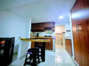 Apartaestudio en 1er piso, San Fernando, muy cerca del Estadio, Hospital Departamental, Clínica Imbanaco, Parque del perro, Ventanales ccon vista a la calle, tranquilo, fresco, capacidad de alojar de 1 a 4 personas, Cocina, Nevera, con parqueadero d