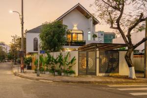 Luxury 4BR Corner Villa Private Pool & BBQ Da Nang