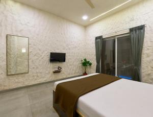 Breeze Resort Panhala , Swimming Pool, Just 5 Minutes From Panhala!