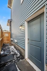 Spacious Modern 3 Bedroom Basement Suite
