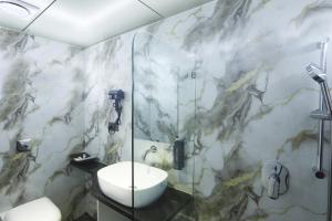 HOTEL BREEZE BAY EX - NEAR US Consulate, BKC