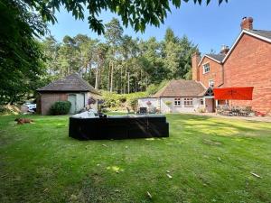 Farnham, 5-Bed Home, Cosy & Surrounded by Trees by StayStayStay