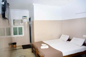 Hotel Saravanaa Boarding & Lodging