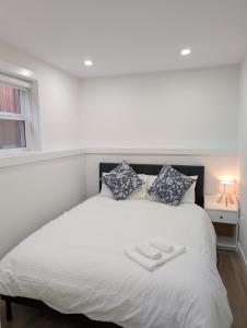 Modern 2BR Suite Steps to SkyTrain