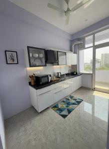 Stunning 2BHK 2 Baths Flat Travel & Work Friendly