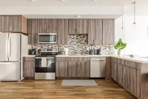 Mid-rise Modern Lux loft In The City