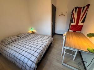 7 - Chambre avec WIFI - Bureau - Parking gratuit