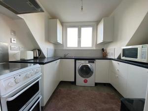 COMFY SPACIOUS TWIN Room WIFI in 2 bed maisonette EGHAM 2 mins STATION TW209LU