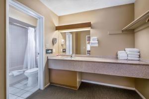 Econo Lodge Inn & Suites North Vancouver
