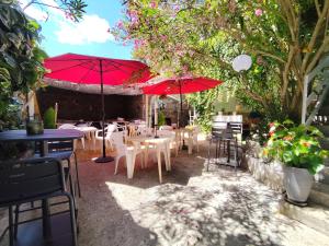 Auberge Les Voûtes - Chambres dhôtes à Lanas, Sud Ardèche - Demi-Pension