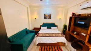 THE Morden palace 43Tv wifi balcony Ac
