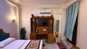 THE Morden palace 43Tv wifi balcony Ac